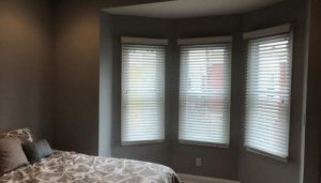 difference between light filtering and room darkening blinds